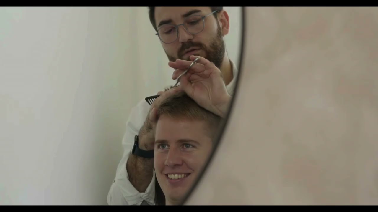 Videostill: Mød Frisør by Arik